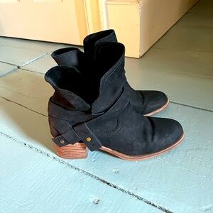 Black UGG Elora Heeled ankle booties